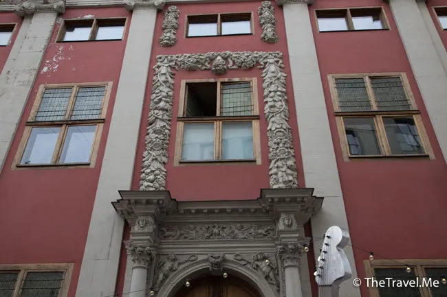 由於建築物是作貨倉用途，所以每一層都有一個大窗口，方便運送物品。